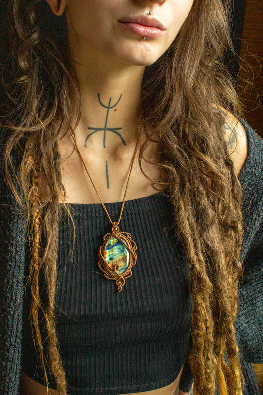 Amalia • Labradorite macrame necklace