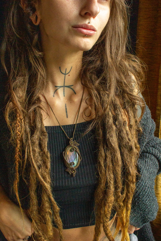 Kamelia • Purple Labradorite macrame necklace