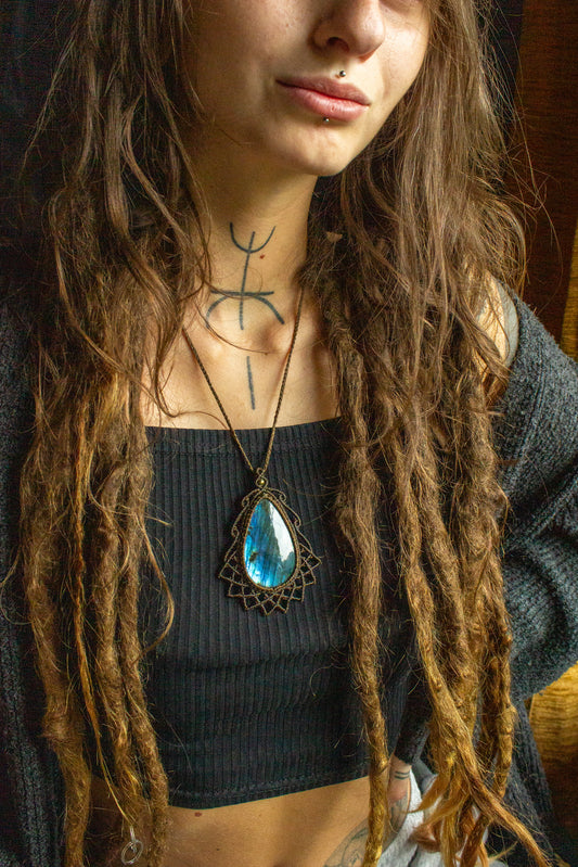 Carlota • Labradorite macrame necklace