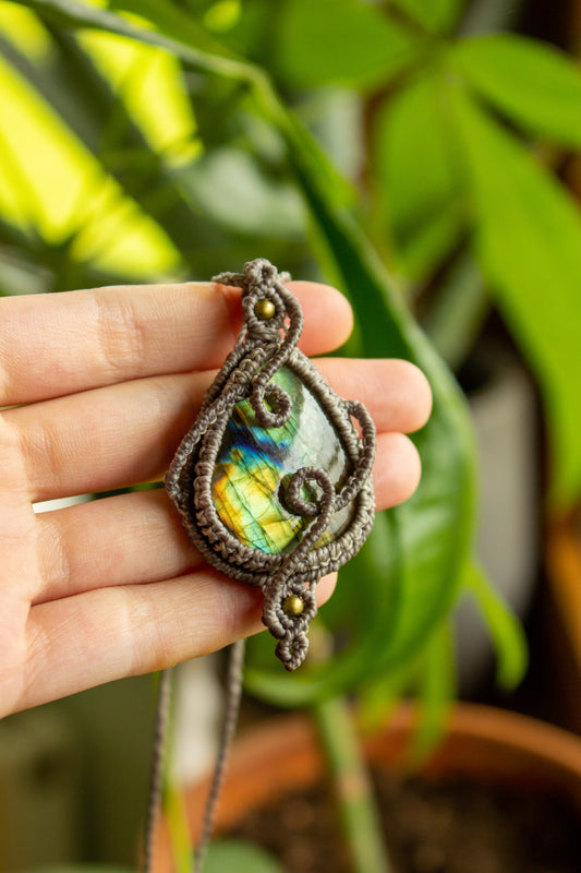 Sage • Labradorite macrame necklace