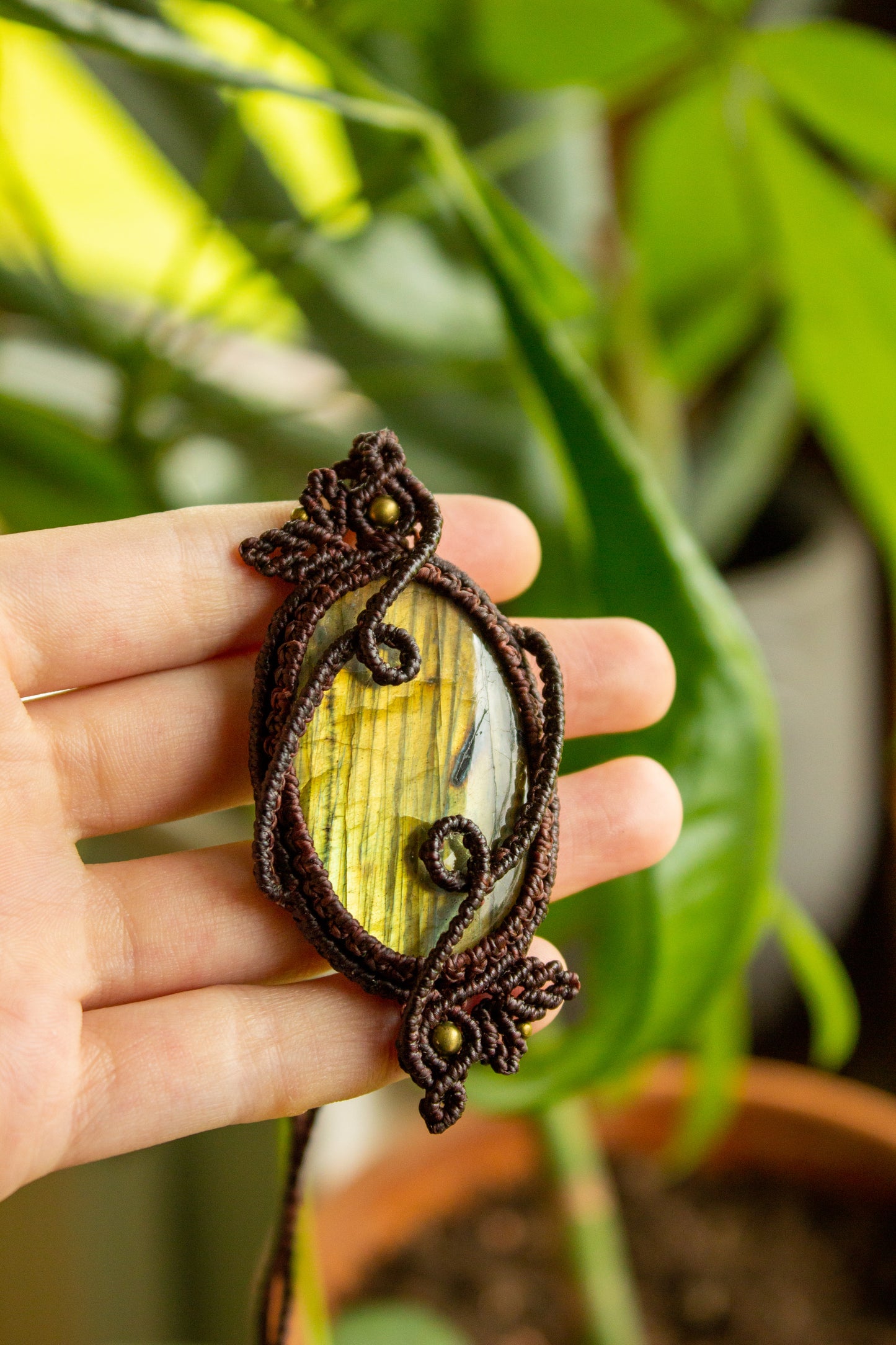 Kamelia • Labradorite macrame necklace