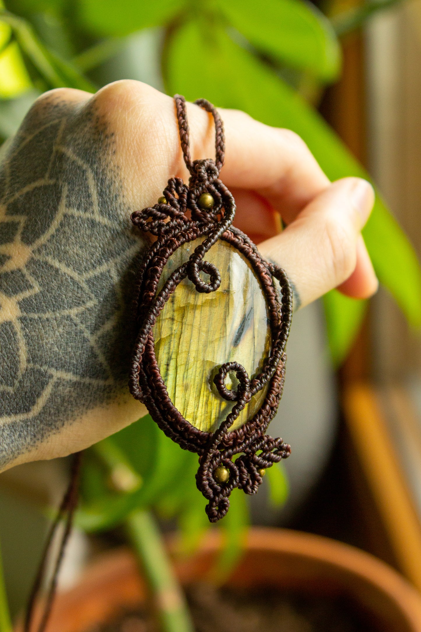 Kamelia • Labradorite macrame necklace