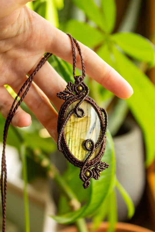 Kamelia • Labradorite macrame necklace